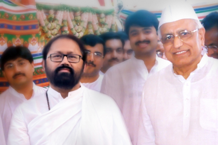 Pujya Gurudevshri Rakeshji with Adarniya Pandit Dr. Hukumchandji Bharill