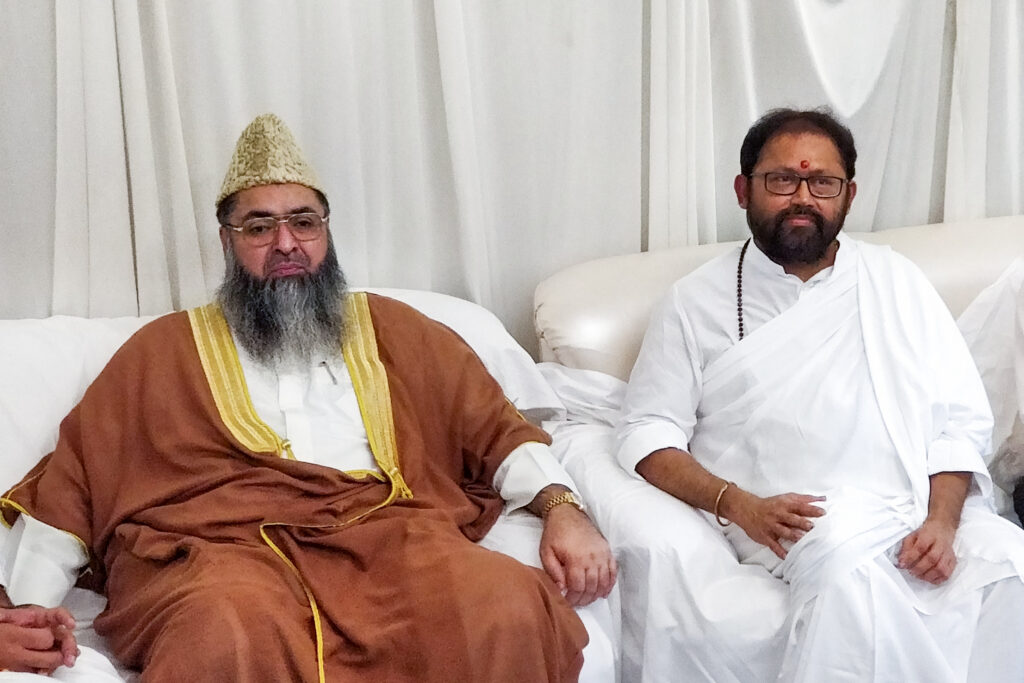 Pujya Gurudevshri Rakeshbhai with Imam Umer Ahmed Ilyasi