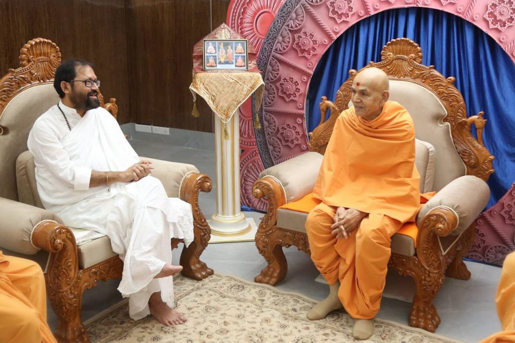 Pujya Gurudevshri Rakeshji with Pujyashri Mahant Swami
